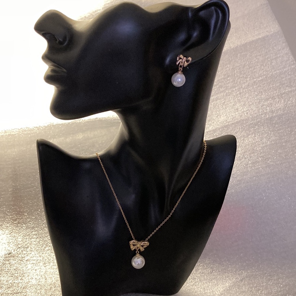 NWOT - Goldtone Sliding Bow Charm Pearl Necklace and Earrings Set